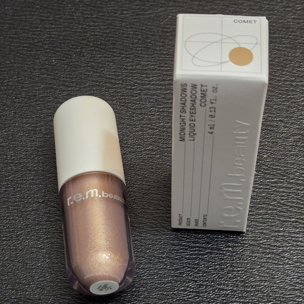 r.e.m. beauty Liquid Eyeshadow in Comet (Metallic Champagne)